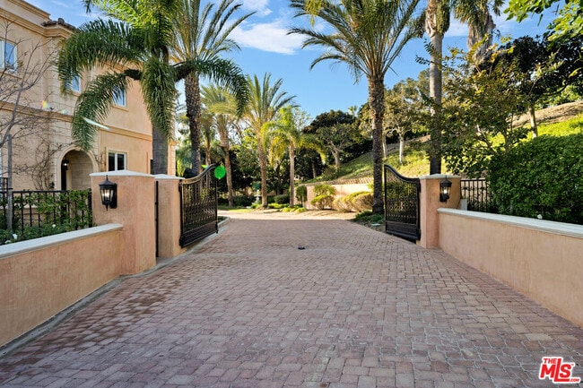 Building Photo - 6437 Meadows Ct