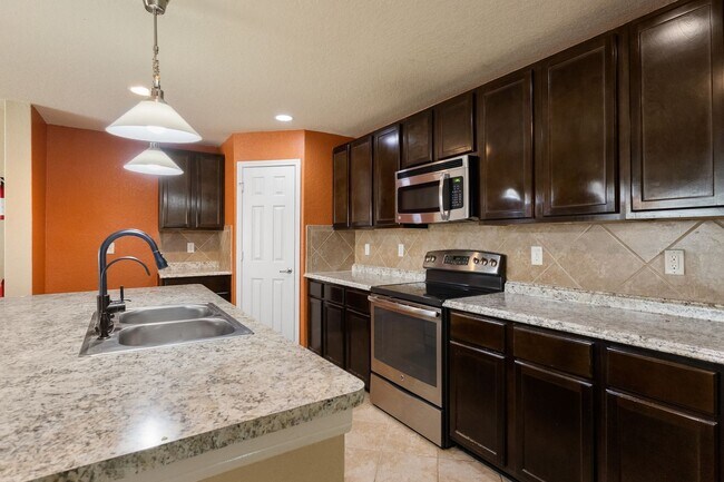 Building Photo - 4 Bedroom/3.5 Bath Northeast Crossing Subd...