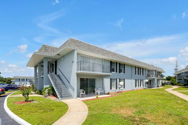 Building Photo - "Bright 2-Bed, 2-Bath Condo Retreat with Pool & Lake Views"