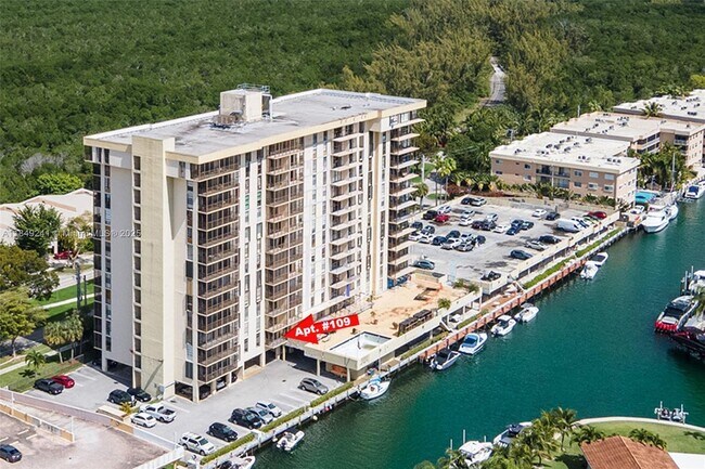 Foto del edificio - 2500 NE 135th St