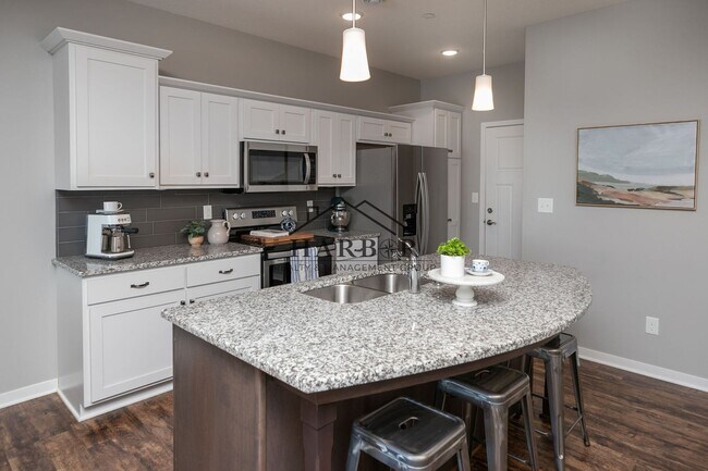 Foto del edificio - Contemporary 3 Bedroom Towhome in NW Rochester