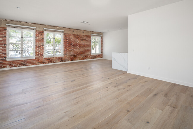 Building Photo - 10910 Kinross Ave