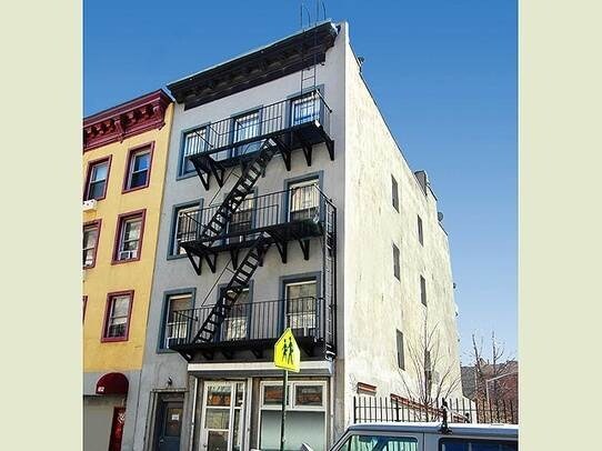 Building Photo - 650 E 6th St