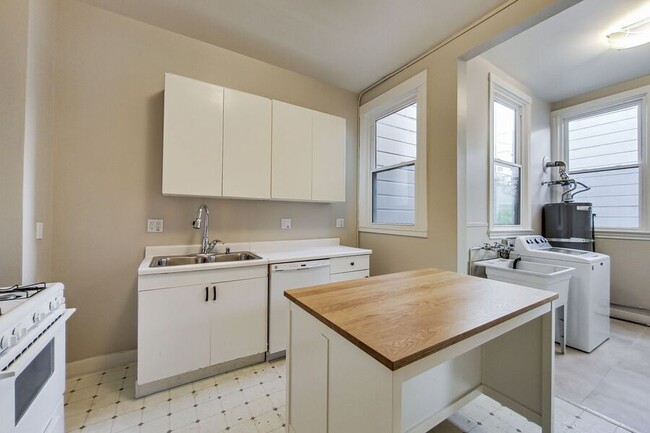 Building Photo - Amazing 3 bedroom in the heart of North Be...