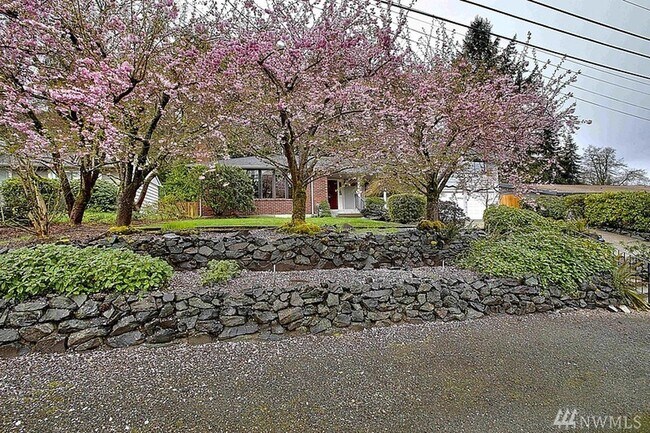 Foto del edificio - Peaceful U.P Neighborhood