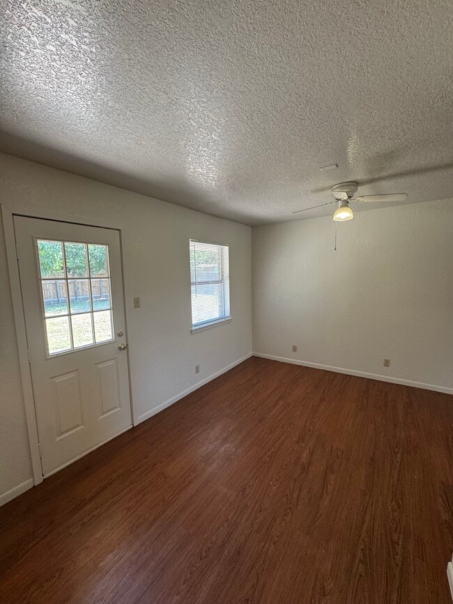 Building Photo - 704 W Jayme St