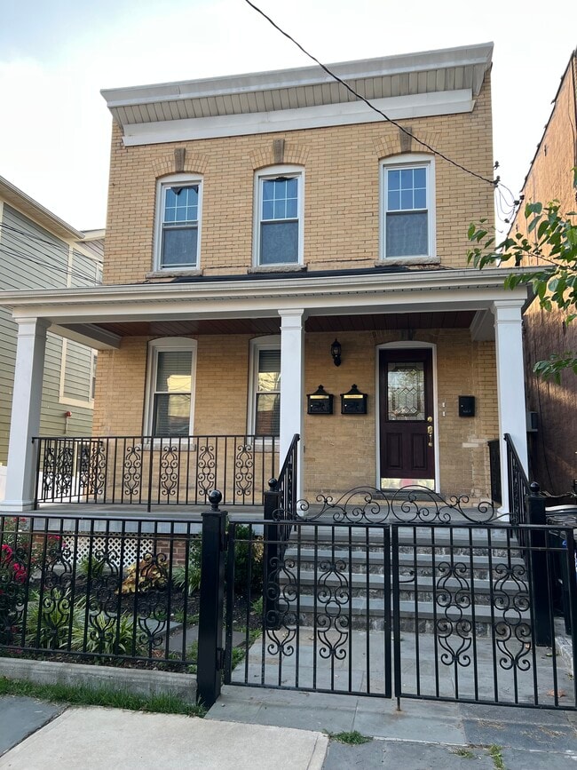 Building Photo - 434 Locust St