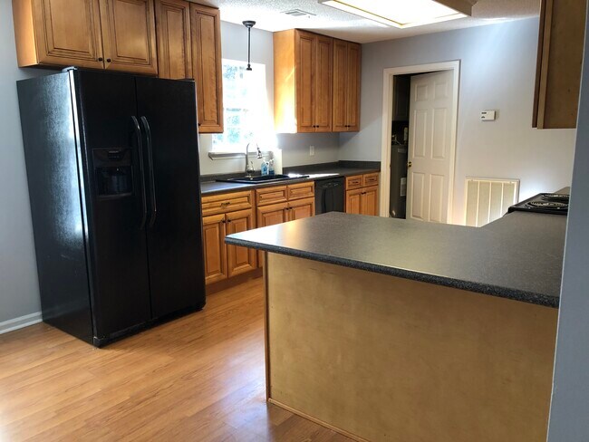 Building Photo - 111 Mockingbird Dr