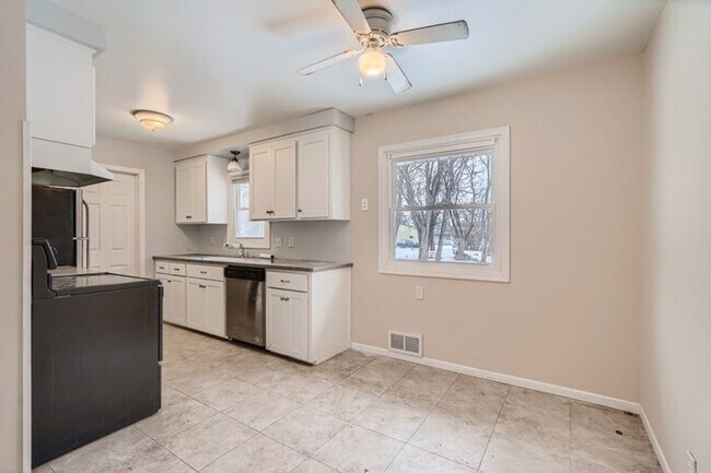 Building Photo - 1209 Sunnyside Dr, Farmington, MN, 55024