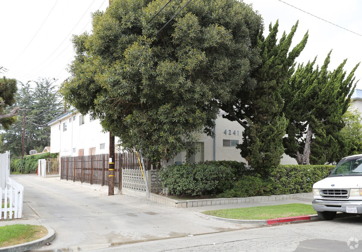Primary Photo - 4241 McLaughlin Ave