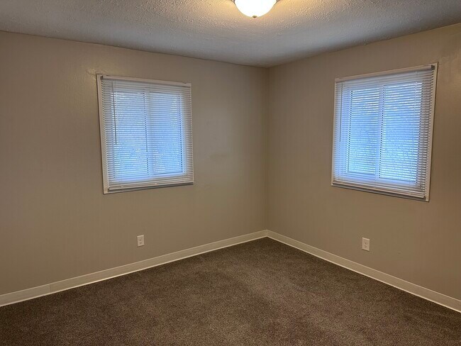 Building Photo - 1014-1028 Shagbark Dr