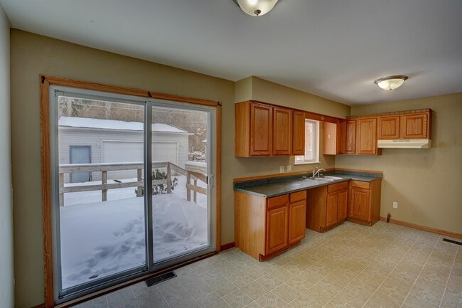 Building Photo - 3001 Hampstead Dr