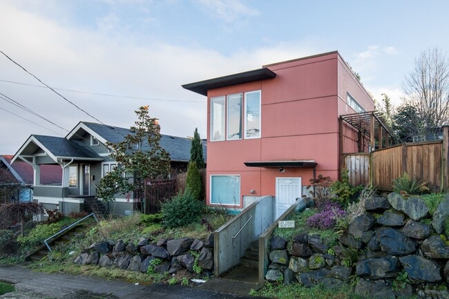 Building Photo - 2 bedroom 1.5.bathroom 1 off street parking