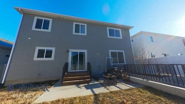 Building Photo - Stylish Vineyard Basement Apartment!