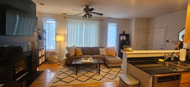 Foto del edificio - 842 N Racine Ave