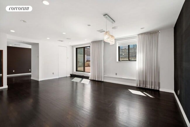 Building Photo - 372 5th Ave