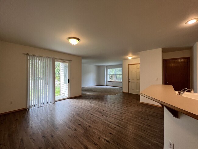 Foto del edificio - Single Story 2 Bdrm Duplex - Near Lake Goo...