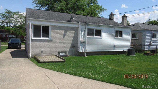 Building Photo - 121 Radcliff St