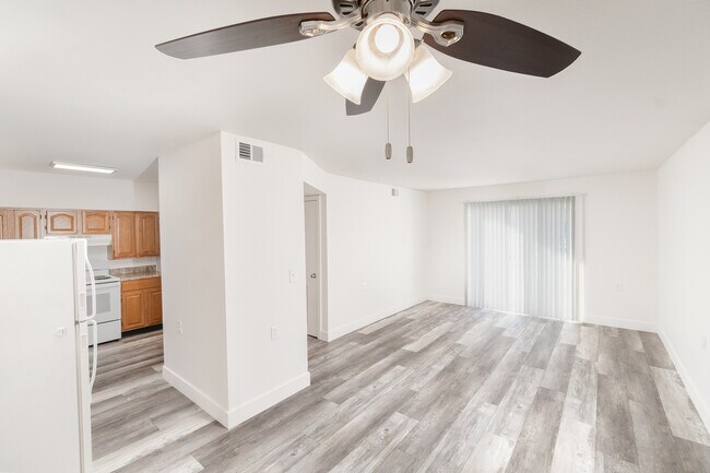 Sala de estar y cocina - Lombard Heights Apartments
