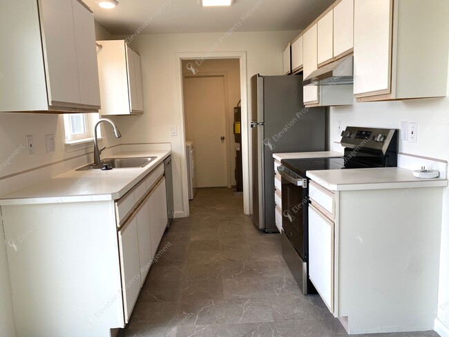 Foto del edificio - Bright Redmond Duplex — Steps from Umatilla Sports Complex, Garage & Fenced Yard