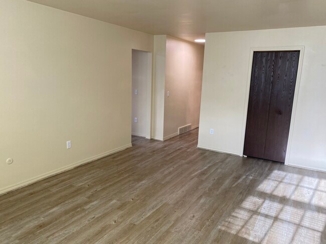 living room - 368 Moccasin Trl