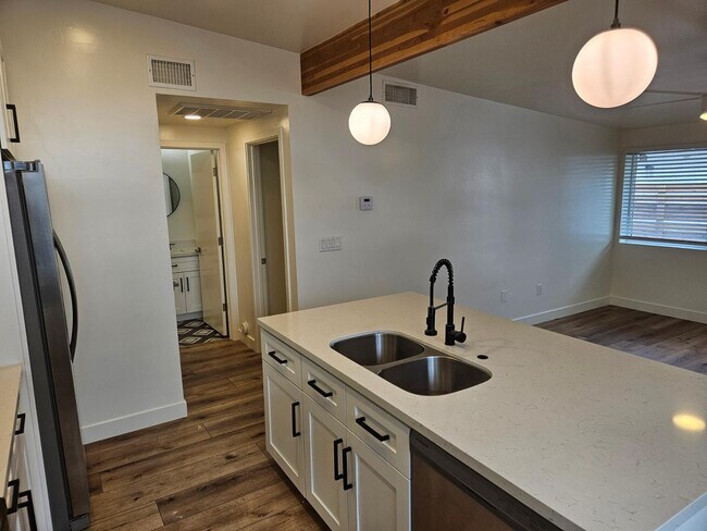 Foto del edificio - 6623 E Cheery Lynn Rd