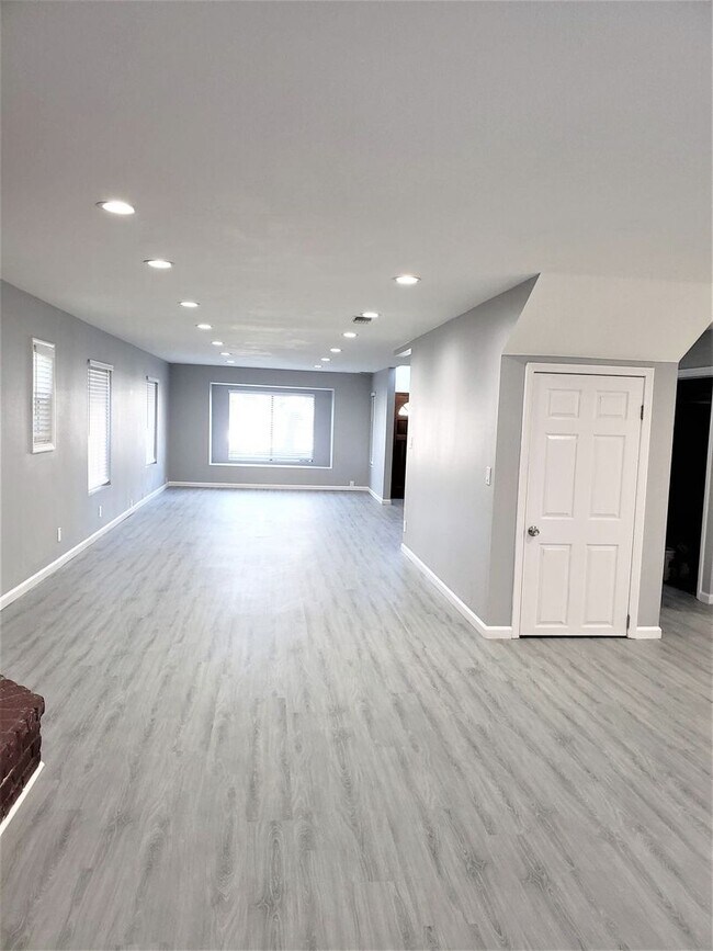 Building Photo - LB2506