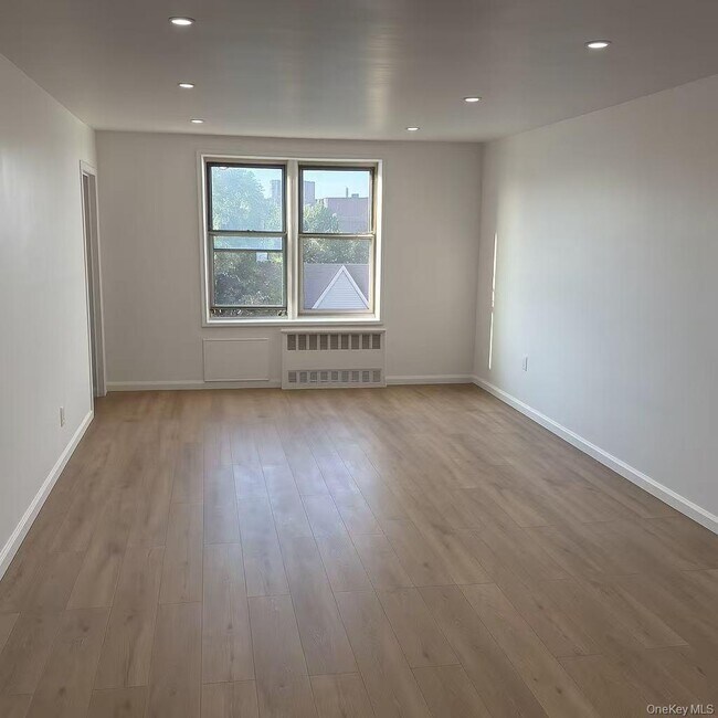 Foto del edificio - 74-02 43rd Ave