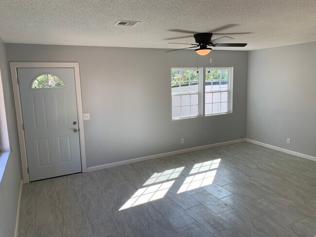 Foto del edificio - 1016 N Roosevelt Ave