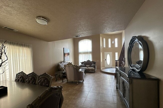 Foto del edificio - Spacious 5 Bedroom, 3 Bathroom Lake House ...