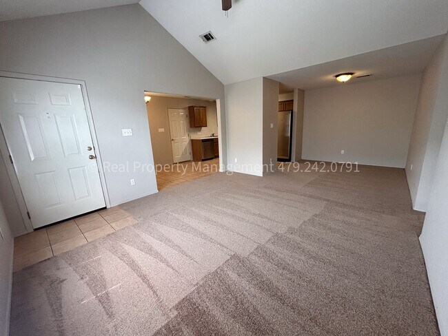 Foto del edificio - All new inside!! 3 bed 2 bath 2 car garage...