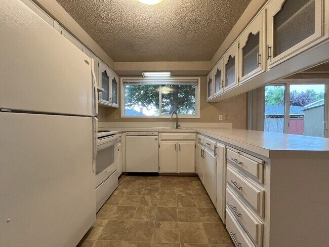 Foto del edificio - Cozy Living with Open Floor Plan, Large La...