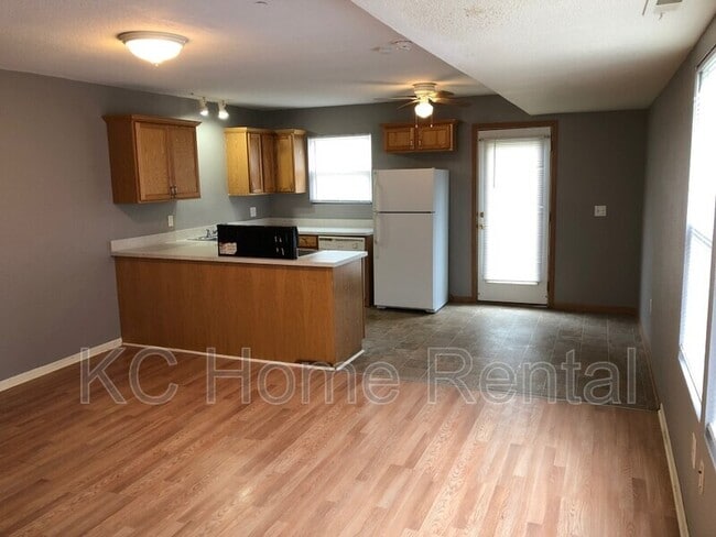 Building Photo - 1003 S Hocker Ave