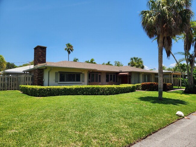 Building Photo - 935 Narcissus Ave