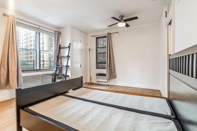 Building Photo - 350 E 54th St