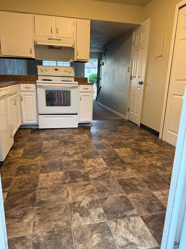 Building Photo - 49 Royal Crest Dr