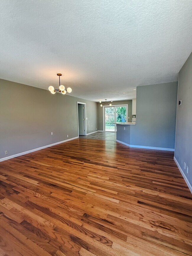 Foto del edificio - Beautifully Remodeled One Level 3Bedroom, ...