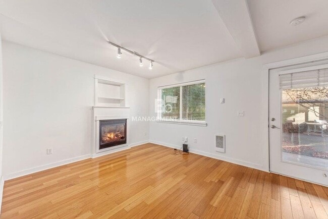 Building Photo - Modern Close-In NE Portland Townhome -- Li...