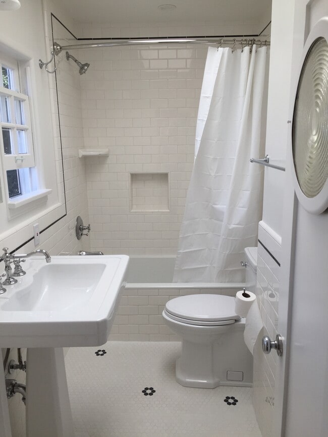 bathroom - 1040 Oakwood Ave