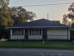 Building Photo - 3001 Jefferson Ave