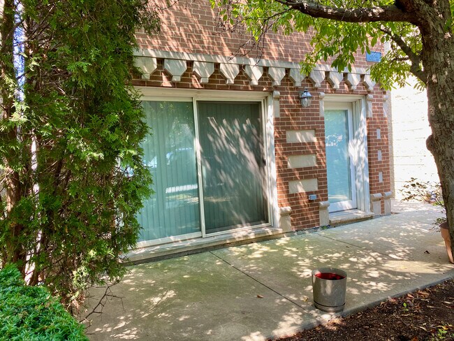 Building Photo - 2442 W Harrison St
