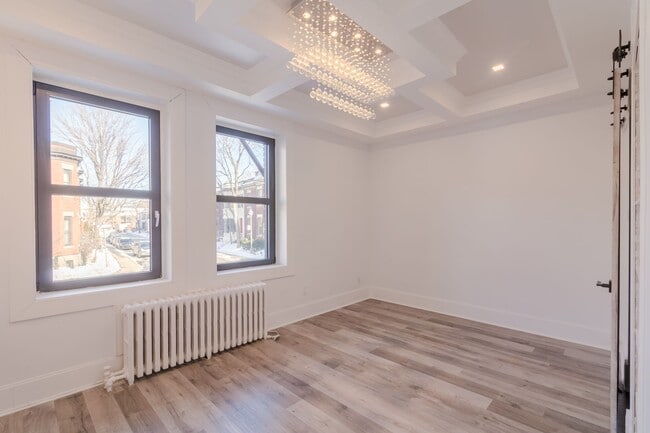 Building Photo - 2050 Av. Claremont