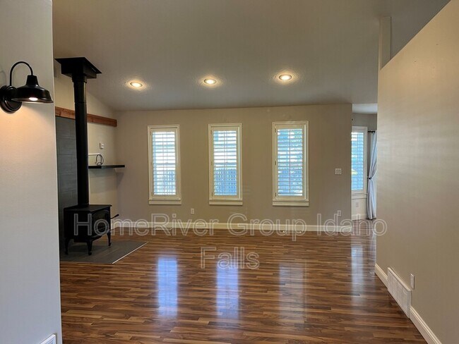 Building Photo - 3823 E Heath Cir