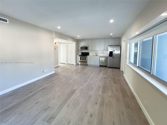 Foto del edificio - 2400 NE 26th St