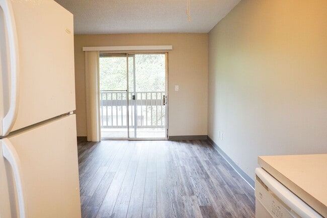 Building Photo - Great Top-Floor 2-Bedroom Near OHSU w/Private Balcony!