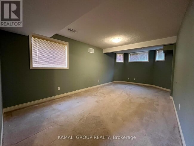 Building Photo - 73 Silver Maple Crescent