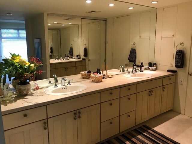 Master Bathroom - 4999 Kahala Ave