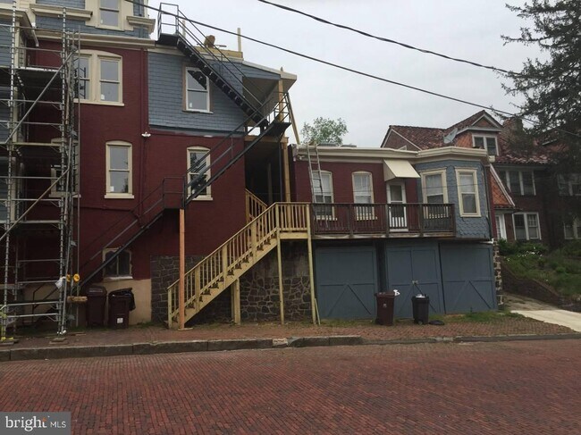 Building Photo - 1201 W 9th St