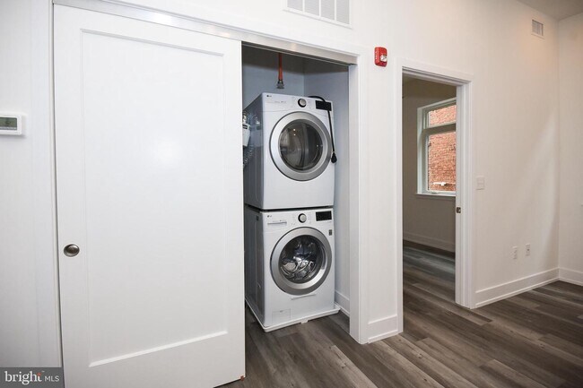 Foto del edificio - 6164 Ridge Ave
