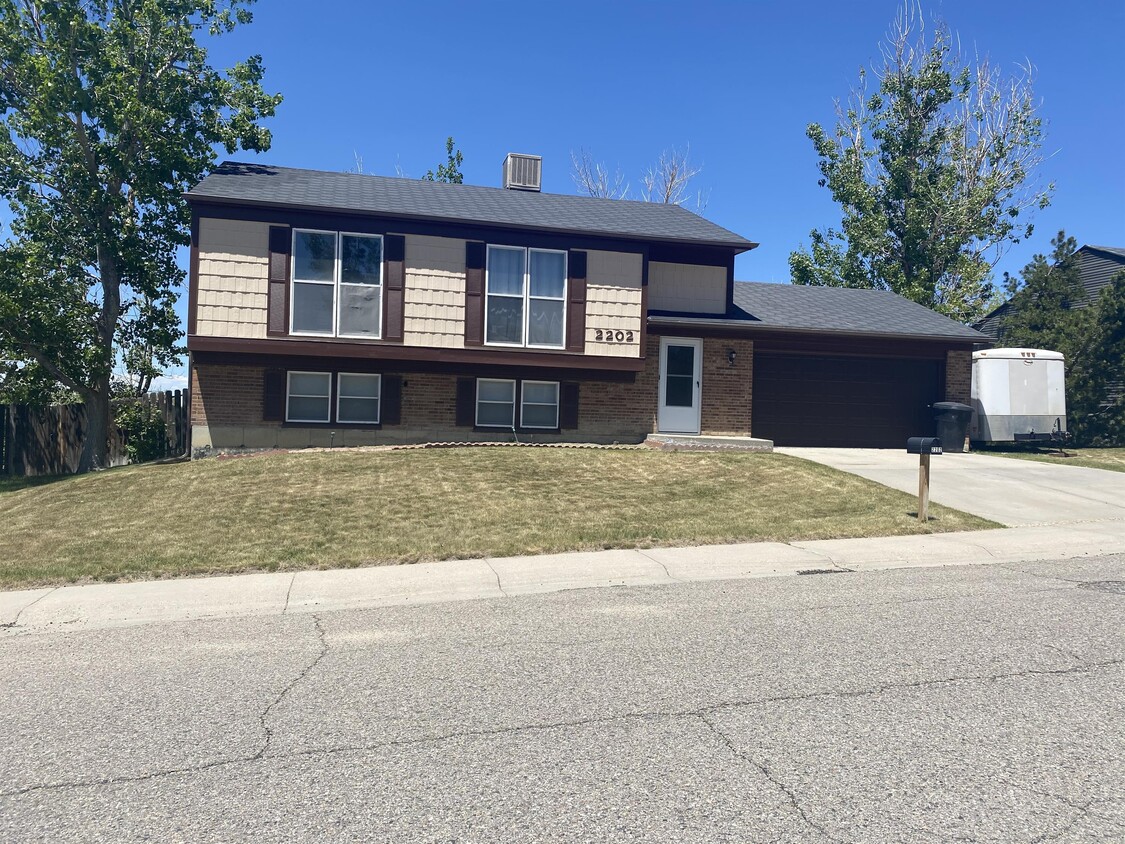 Primary Photo - 2202 S Fairdale Ave
